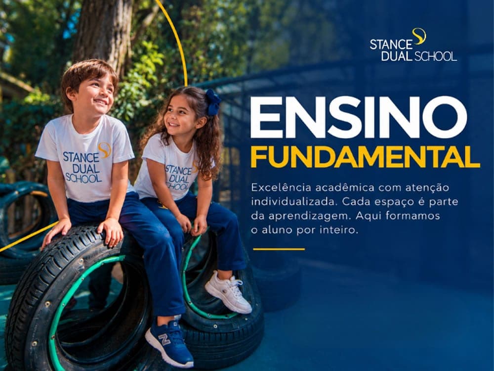 Ensino Fundamental: excelência acadêmica com atenção individualizada. Dois alunos uniformizados sentados em pneus
